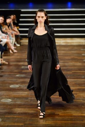 Schwarz in der Sommermode 2017 von Marcel Ostertag zur Fashion Week Berlin 2016 - 2