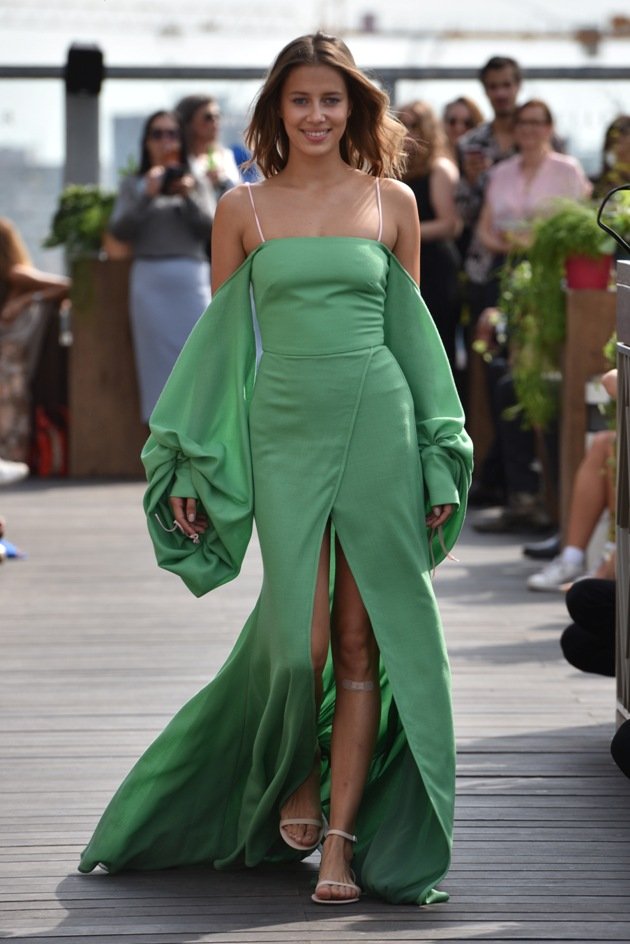 Grünes, langes Kleid Sommermode 2018 von Lana Mueller Fashion Week Berlin Juli 2017