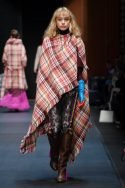 Karierter Poncho von Dawid Tomaszewski zur Fashion Week Berlin Januar 2018 - 1