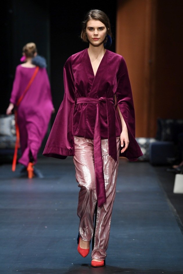 Kurzer Samt-Kimono von Dawid Tomaszewski zur Fashion Week Berlin Januar 2018 - 1