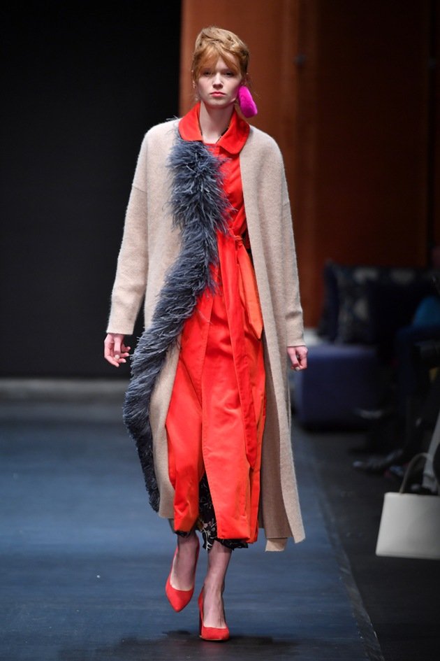 Rotes Kleid von Dawid Tomaszewski zur Fashion Week Berlin Januar 2018 - 2