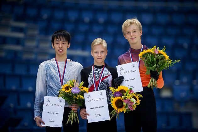 ISU Junior Grand Prix 2018 Bratislava - Siegerehrung Herren Mitsuki Sumoto, Stephen Gogolev und Daniel Grassl