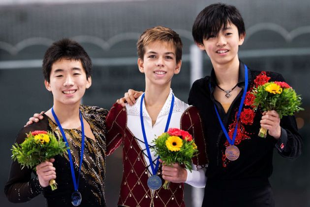 Tomoki Hiwatashi, Petr Gumennik, Koshiro Shimad - Siegerehrung Junior Grand Prix Ljubljana 2018