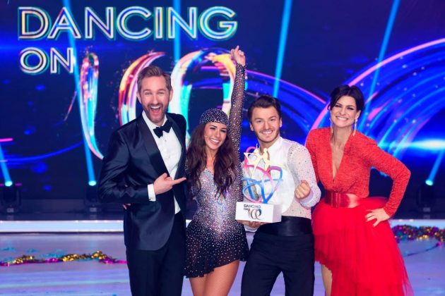 Sarah Lombardi - Joti Polizoakis Gewinner Dancing on Ice 2019 mit den Moderatoren Marlene Lufen und Daniel Boschmann