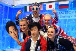 Nathan Chen zur World Team Trophy 2019 mit Team-Kollegen aus den USA, die sich über den 1. Platz im Kurzprogramm freuen