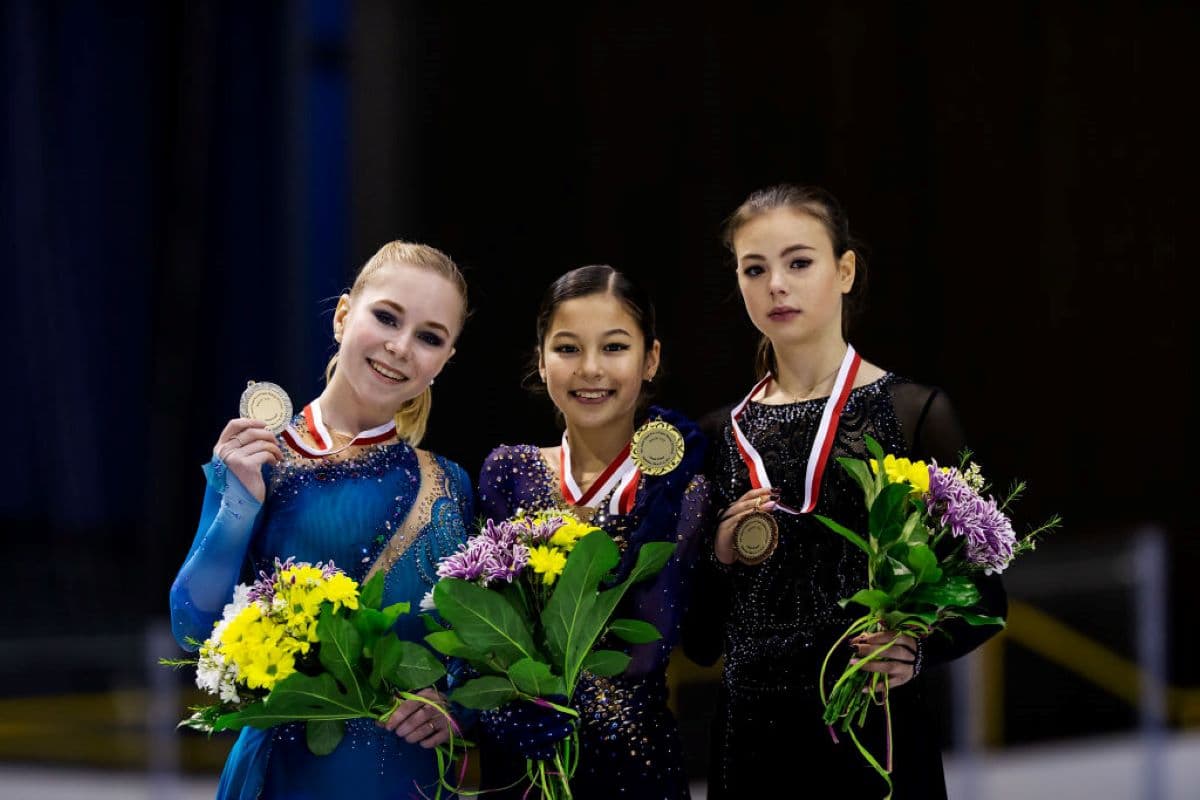 Siegerehrung Damen Eiskunstlauf Junior Grand Prix Gdansk 2019 - hier im Bild: Viktoria Vasilieva, Alysa Liu und Anastasia Tarakanova - hier im Bild: Viktoria Vasilieva, Alysa Liu und Anastasia Tarakanova