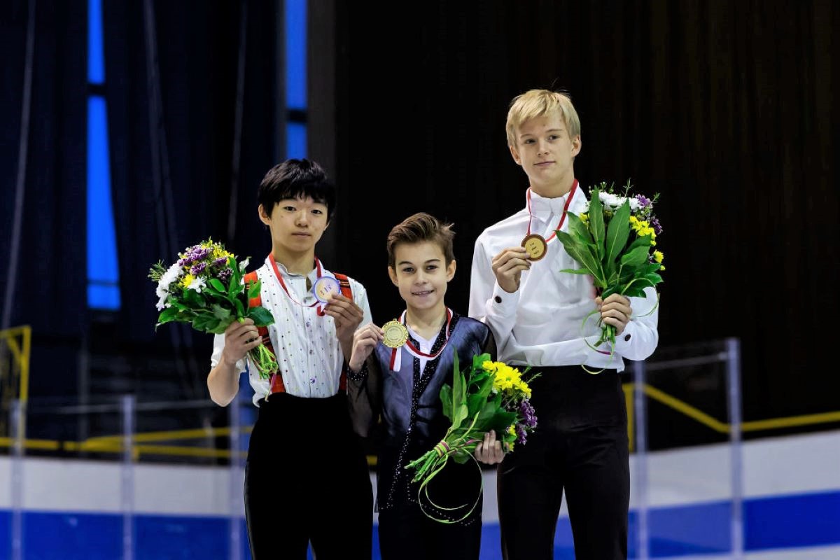 Siegerehrung Eiskunstlauf Junior Grand Prix Gdansk 2019 - hier im Bild: Yuma Kagiyama, Daniil Samsonov und Daniel Grass