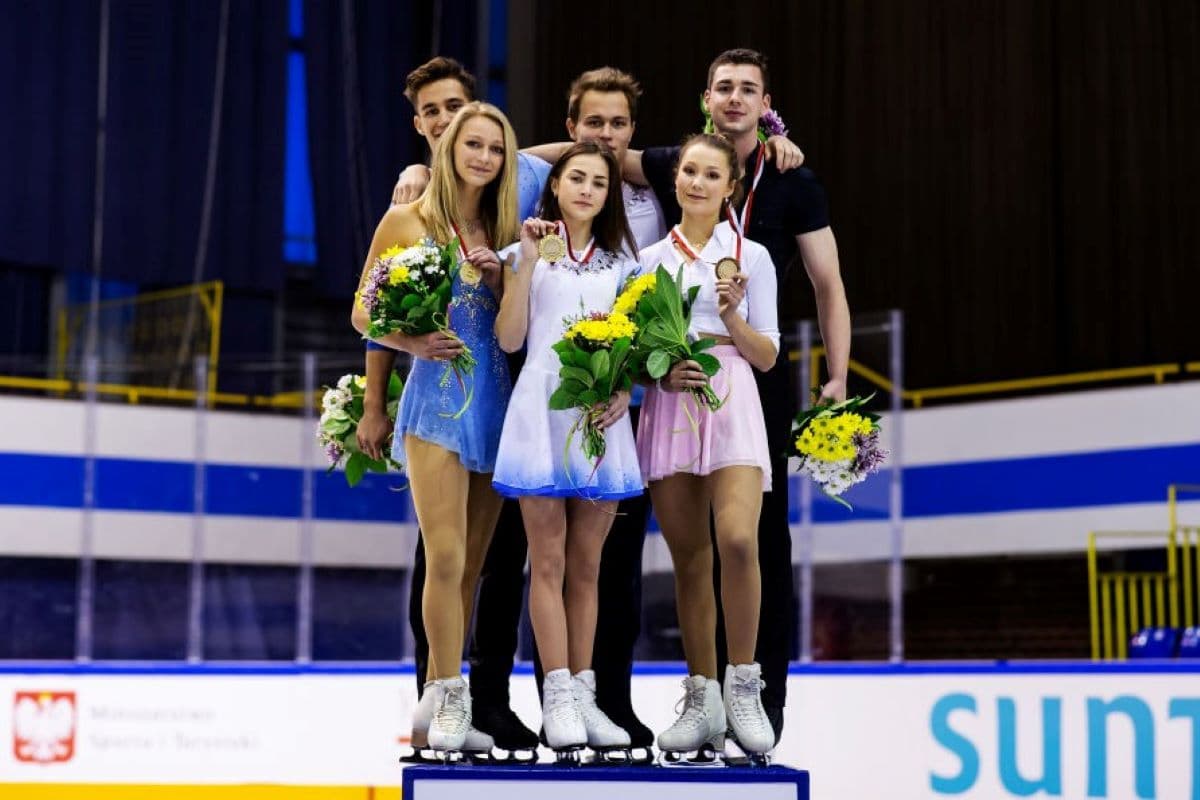 Siegerehrung Eiskunstlauf-Paare Junior Grand Prix Gdansk 2019 - hier im Bild: Kate Finster - Balazs Nagy, Apollinariia Panfilova - Dmitry Rylov und Annika Hocke - Robert Kunkel