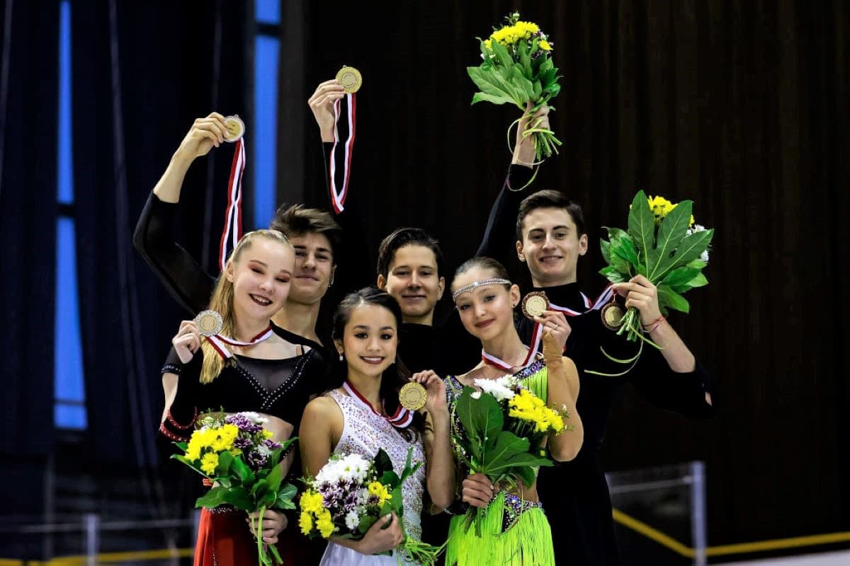 Siegerehrung Eistanz Junior Grand Prix Gdansk 2019 - hier im Bild: Loicia Demougeot - Theo le Mercier, Avonley Nguyen - Vadym Kolesnik und Ekaterina Katashinskaia - Aleksandr Vaskovich