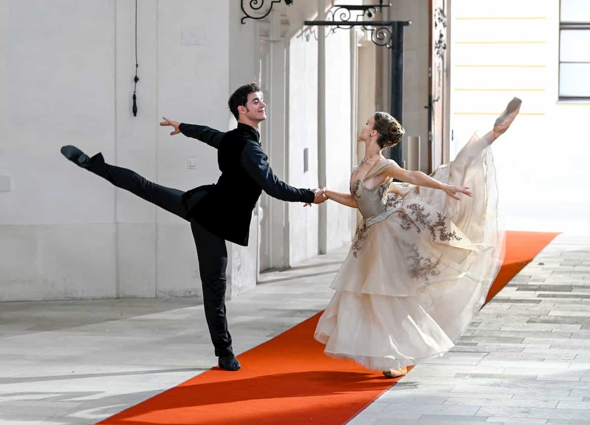 Davide Dato und Nina Tonoli als Tänzer beim Ballett zum Neujahrskonzert 2020 der Wiener Philharmoniker