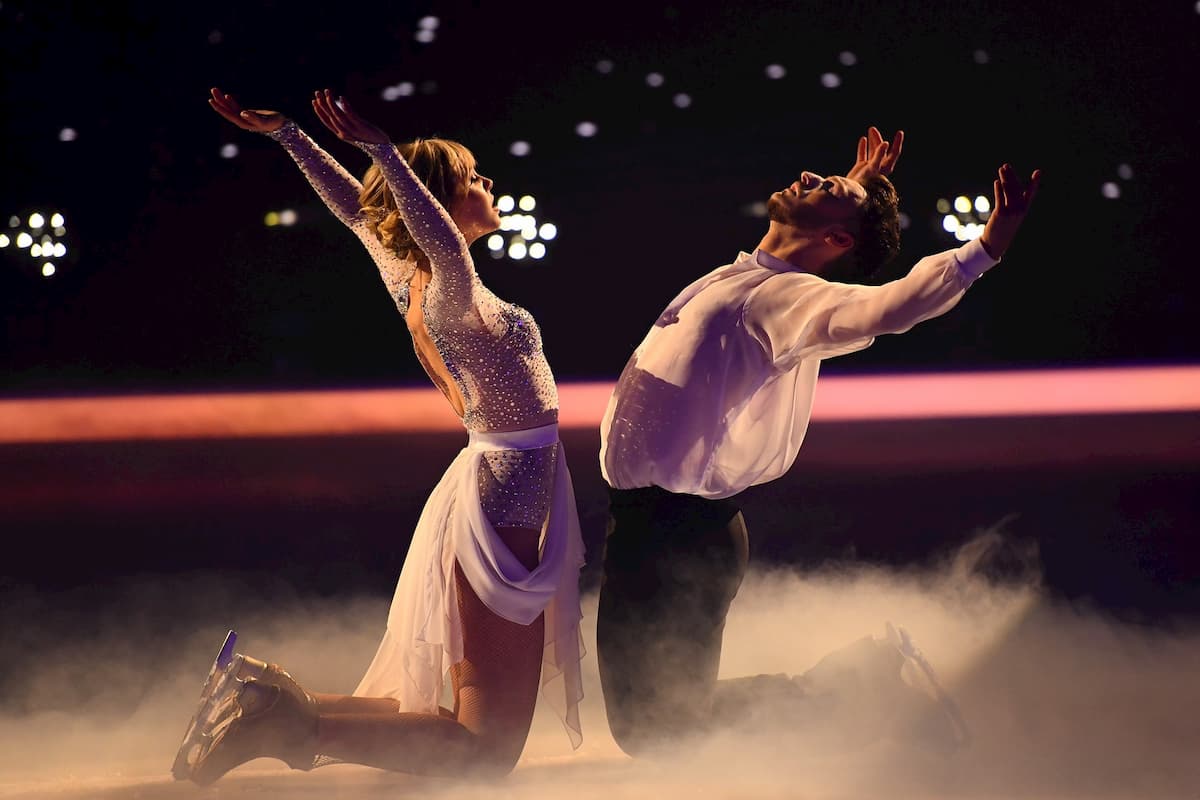 Lina Larissa Strahl - Joti Polizoakis bei Dancing on Ice am 6.12.2019