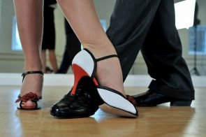 Tanzschuhe dürfen nicht allzu hoch sein und müssen dem Fuß guten Halt bieten. Maximal vier bis zehn Zentimeter Absatz sind sicher