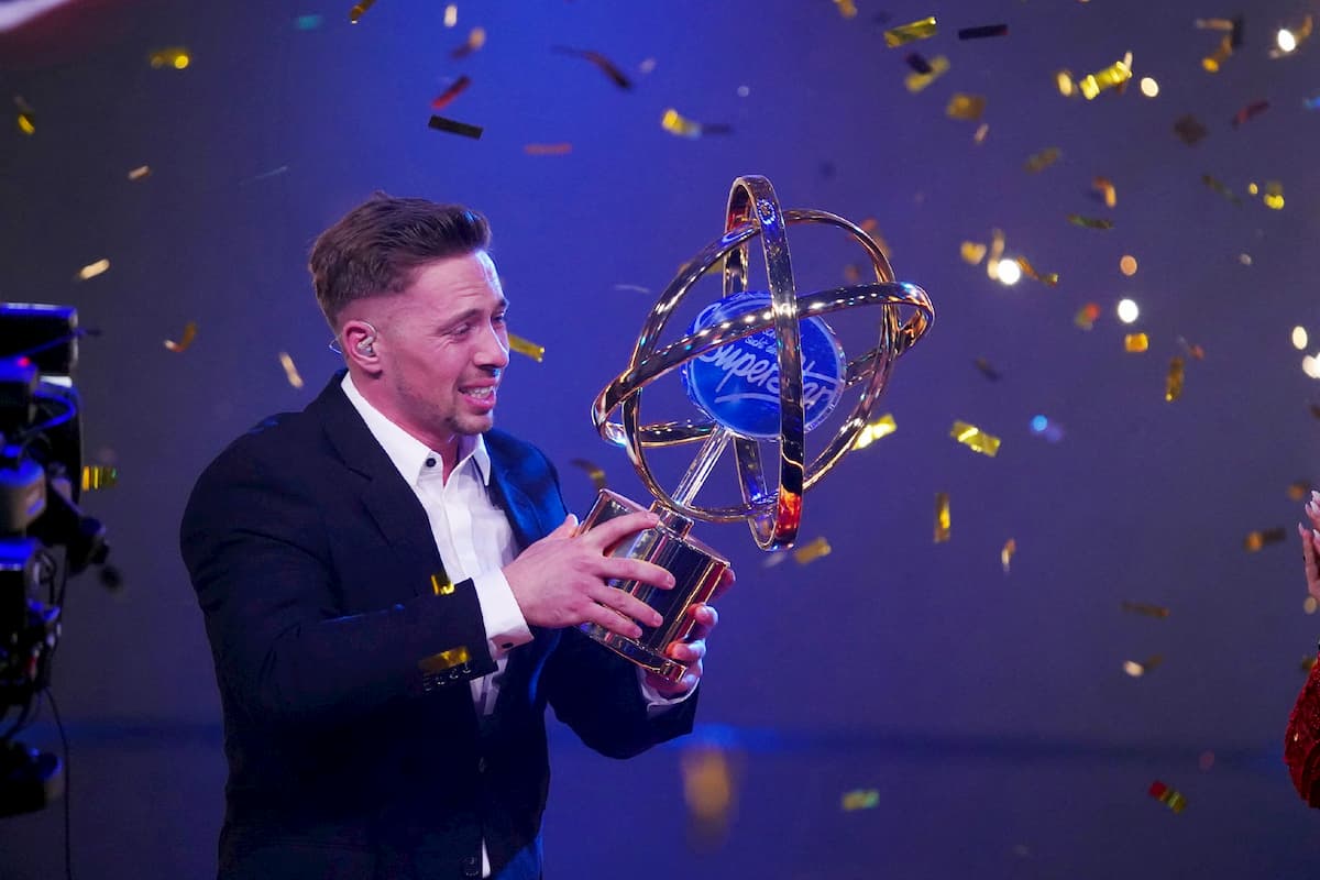 Ramon Roselly gerührt mit Sieger-Pokal im Finale DSDS 2020
