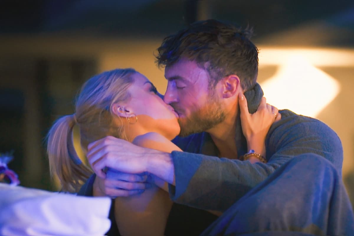 Der erste Kuss beim Bachelor 2021 -Denise und Niko küssen sich beim Bachelor am 3.2.2021