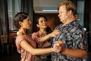 Tanze Tango mit mir - Spielfilm mit viel Tango am 10.3.2021 in der ARD und 14.3.2021 auf One - im Bild Julia (Amanda da Gloria), Maresa (Kara Wenham, Mitte) und Frank (Michael A. Grimm)