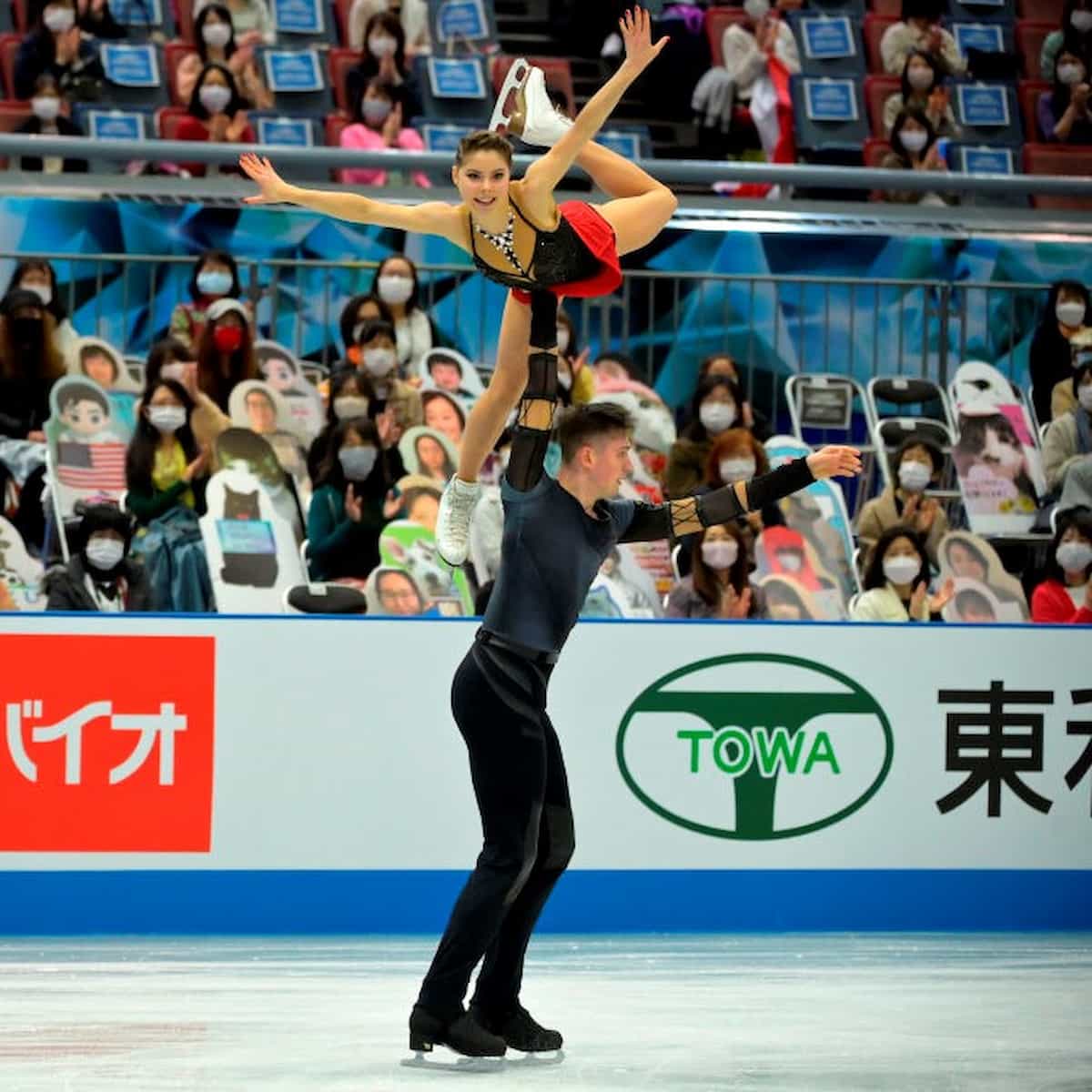 Anastasia Mishina und Aleksandr Galliamov für Russland im Eistanz bei der World Team Trophy 2021