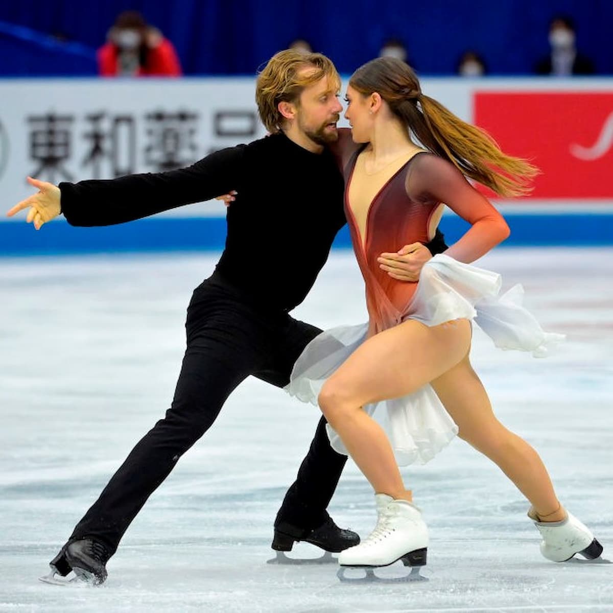 Kaitlin Hawayek und Jean-Luc Baker für die USA im Eistanz bei der World Team Trophy 2021