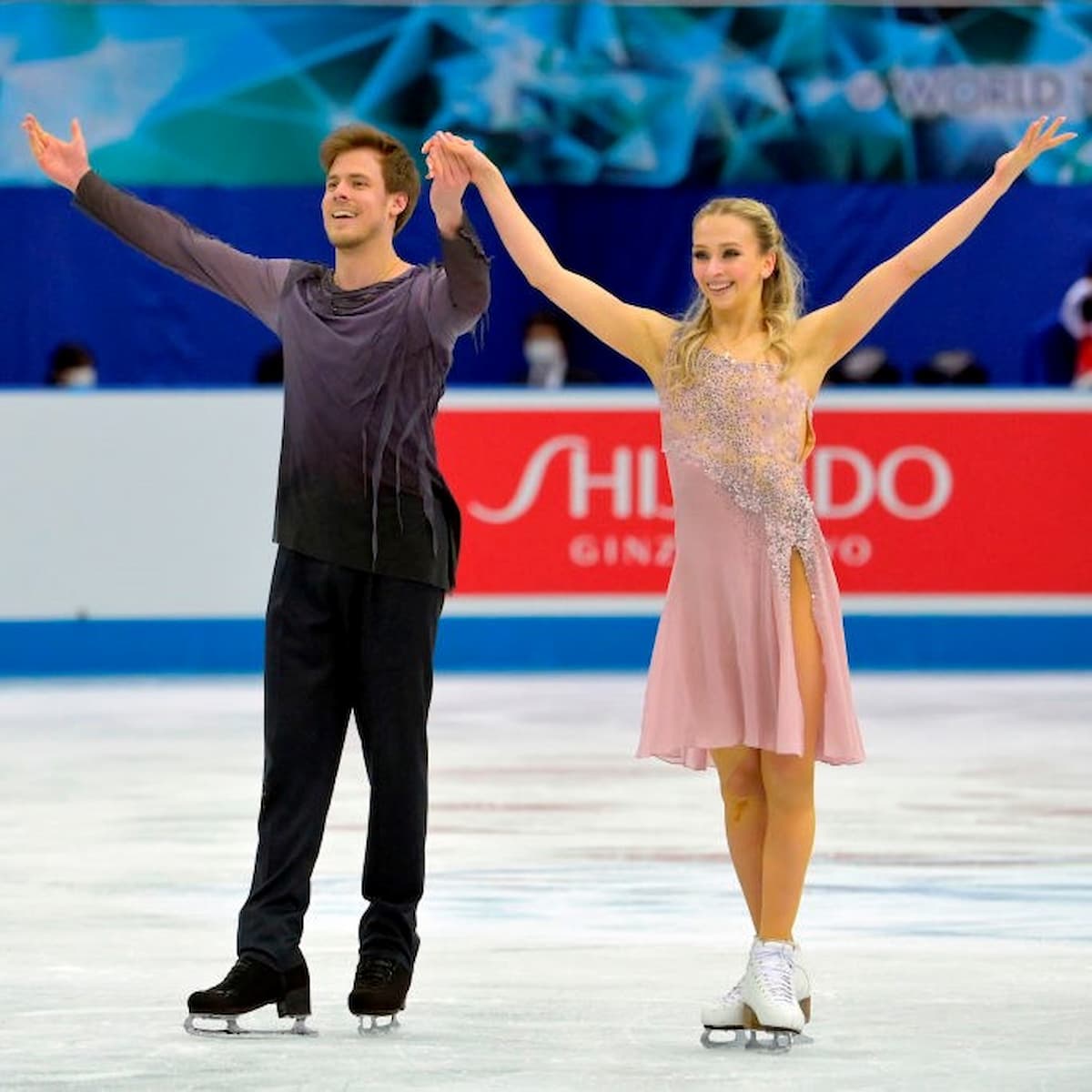 Victoria Sinitsina und Nikita Katsalapov für Russland im Paarlauf bei der World Team Trophy 2021