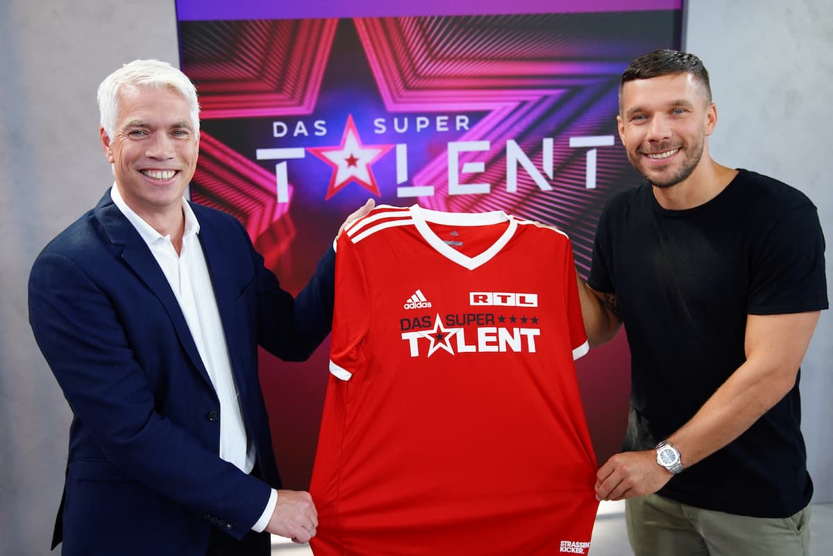 Lukas Podolski mit dem RTL-Geschäftsführer Hennig Tewes bei der Bekanntgabe von Podolskis Supertalent-Engagement