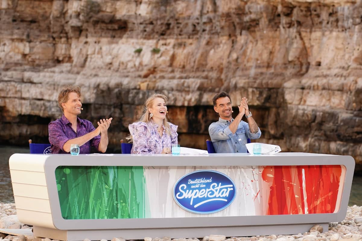 DSDS 2022 Auslands-Recall in Apulien (Italien) gedreht - hier im Bild Florian Silbereisen, Ilse DeLange und Toby Glad in der Grotta della Poesia an der Adria