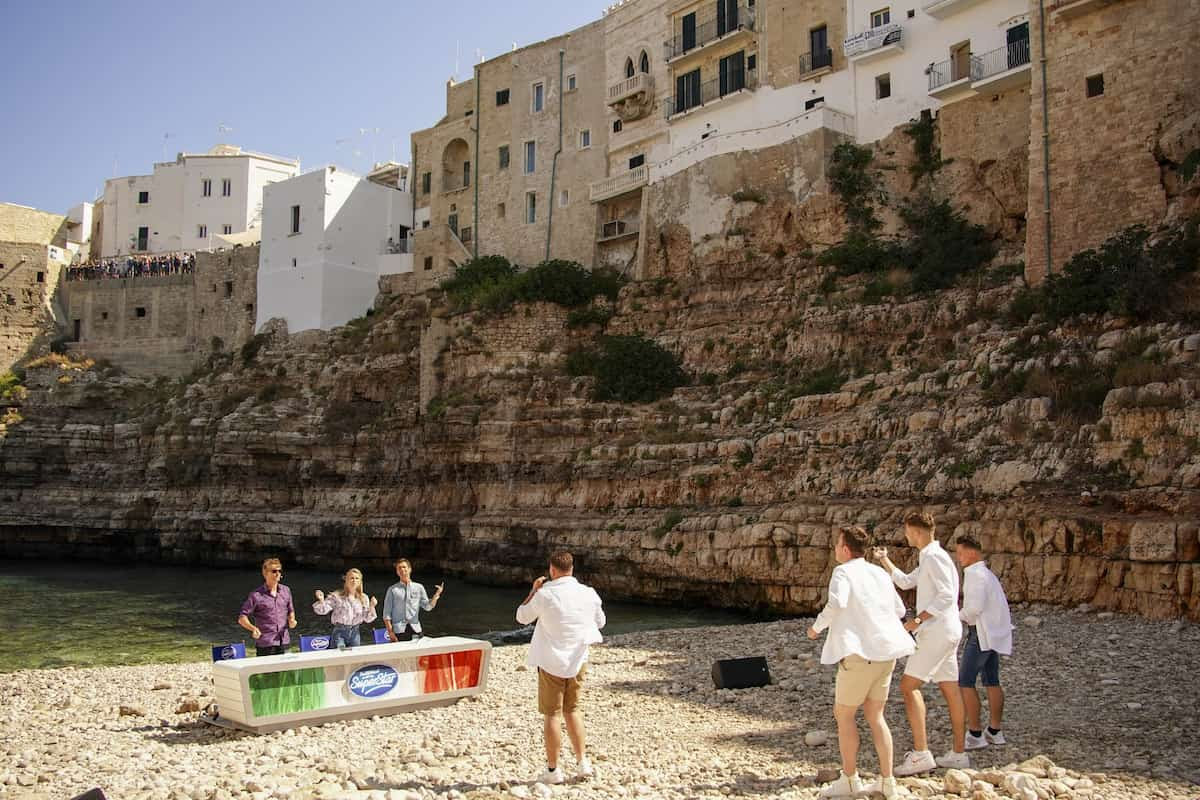 DSDS Auslands-Recall 2022 in der Felsenbucht von Polignano a Mare - hier im Bild die Jury mit Kandidaten beim Vorsingen