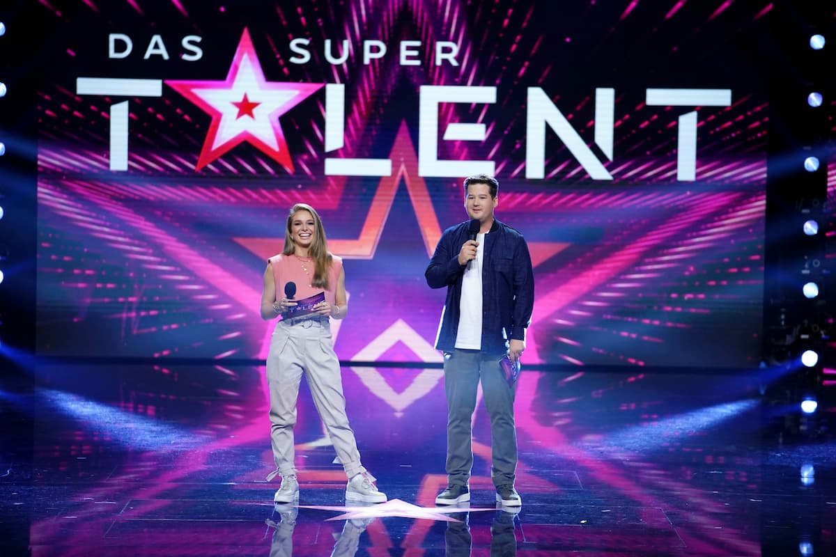 Lola Weippert und Chris Tall als Moderatoren beim Supertalent am 30.10.2021