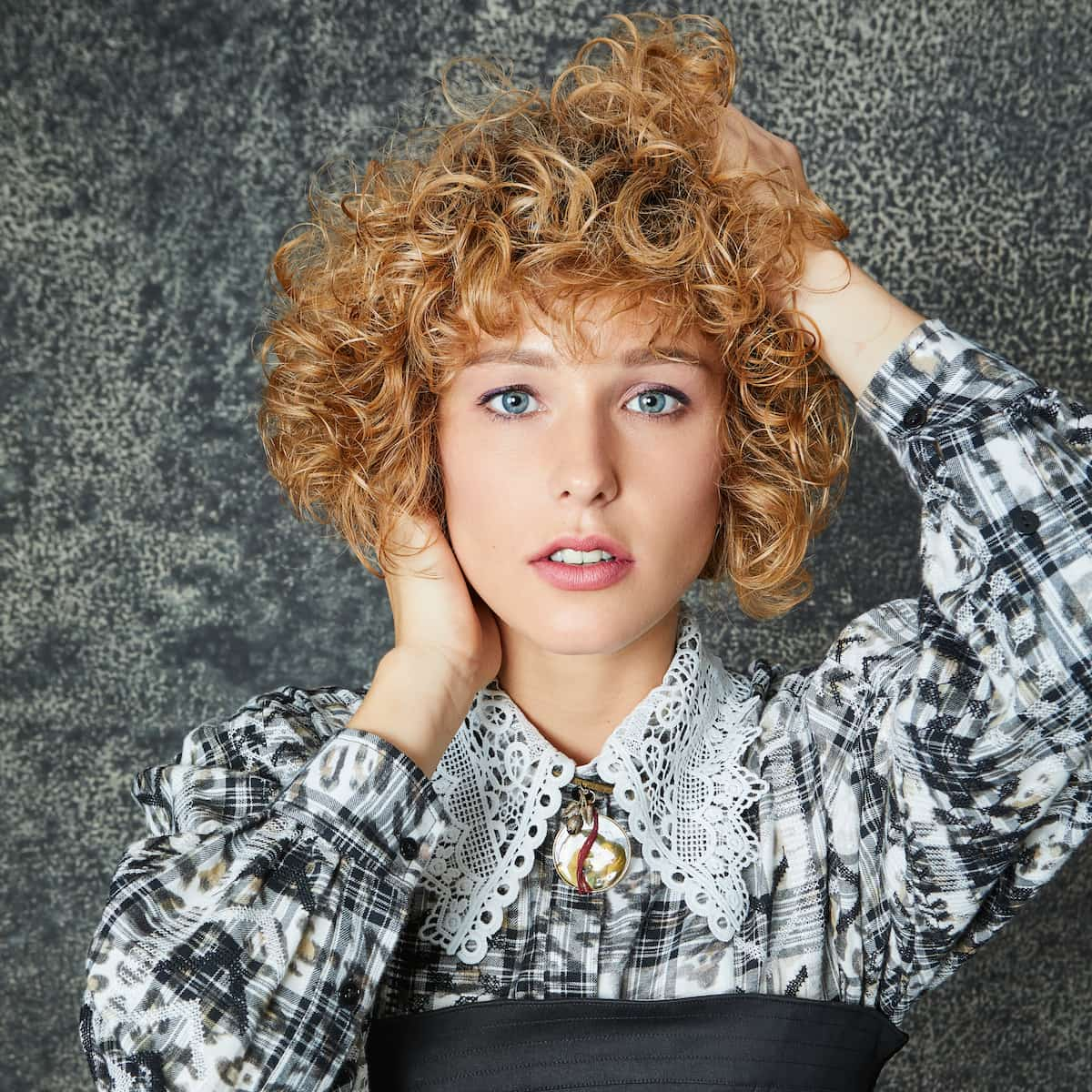 Shag-Frisur mit Locken gepimpt - Mode Herbst-Winter 2021-2022