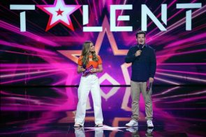 Supertalent am 2.10.2021 Alle Kandidaten der 1. Sendung - hier Lola Weippert und Chris Tall als Moderatoren beim Supertalent 2021