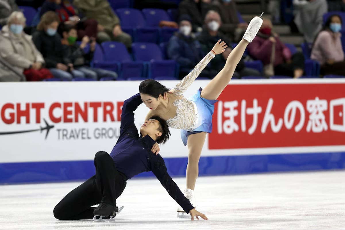 Wenjing Sui - Cong Han aus China beim ISU Grand Prix Skate Canada 2021