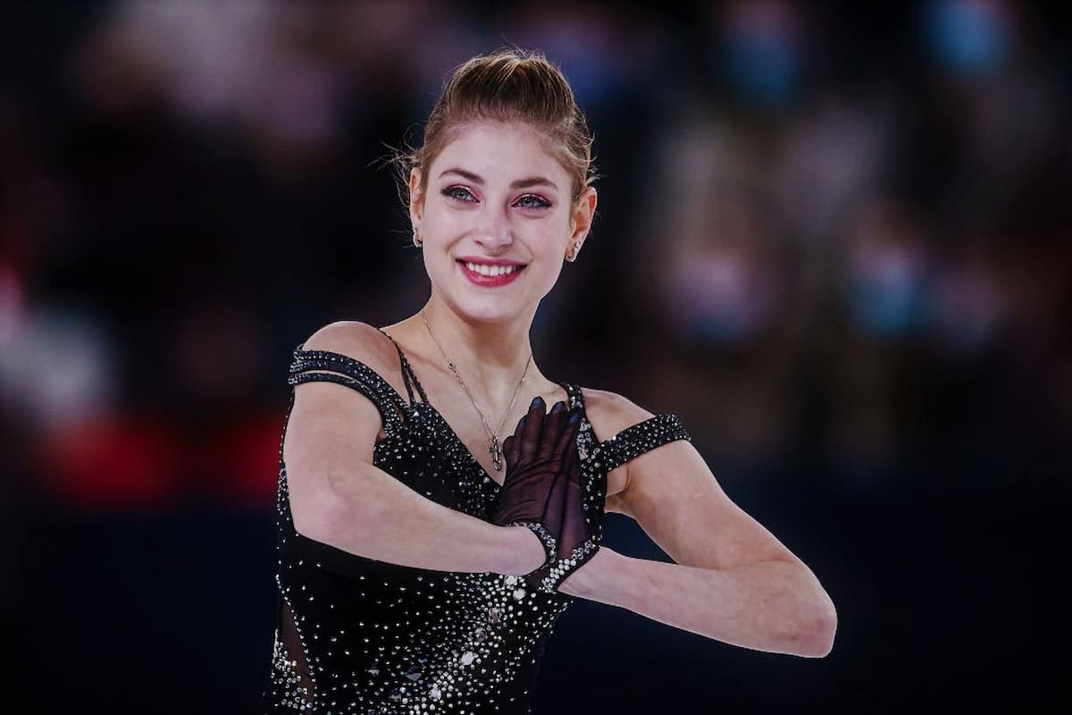 Alena Kostornaia aus Russland im Kurzprogramm bei ISU Grand Prix Frankreich 2021