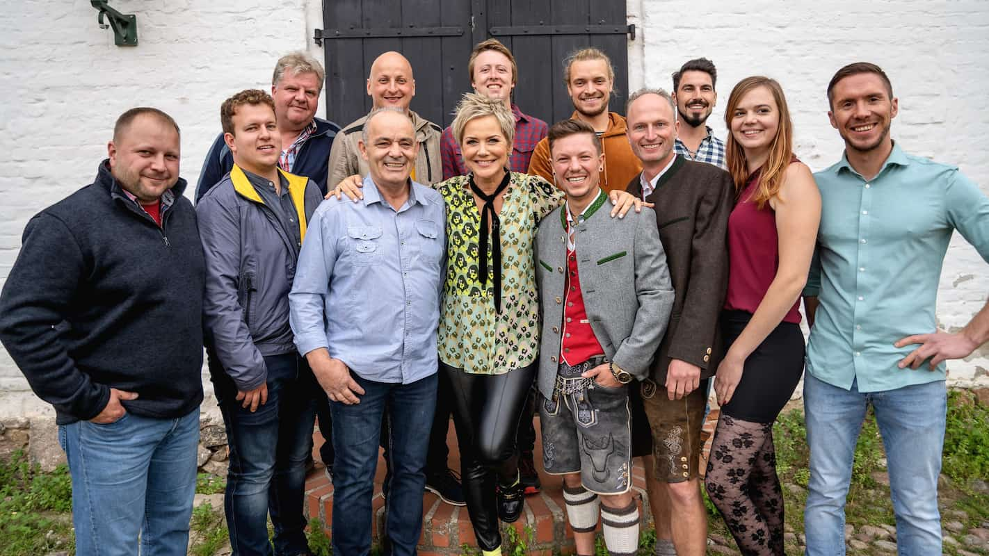 Bauer sucht Frau 2021 - alle Kandidaten - hier im Bild Mike, Enno, Torsten, Olaf, Matze, Moderatorin Inka Bause, Dirk, Peter, Björn, Hubert, Mathias, Lara und Nils