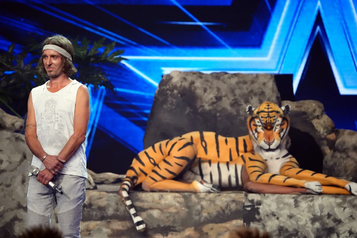 Bodypainter Johannes Stötter mit Tiger Supertalent am 27.11.2021