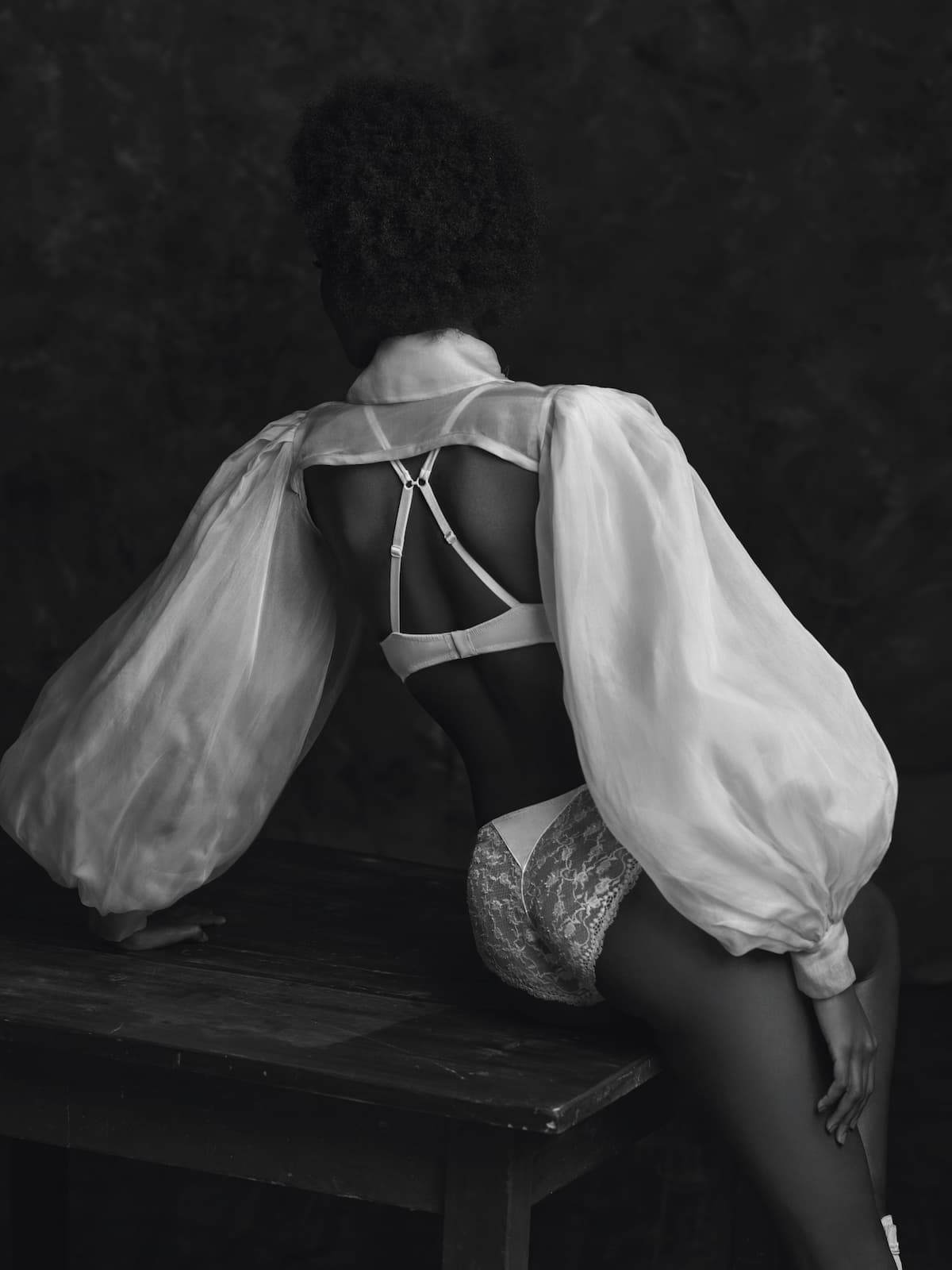 Dessous von Andres Sarda Herbst-Winter 2021-2022 Model Raven, Farbe Rose Mist von hinten