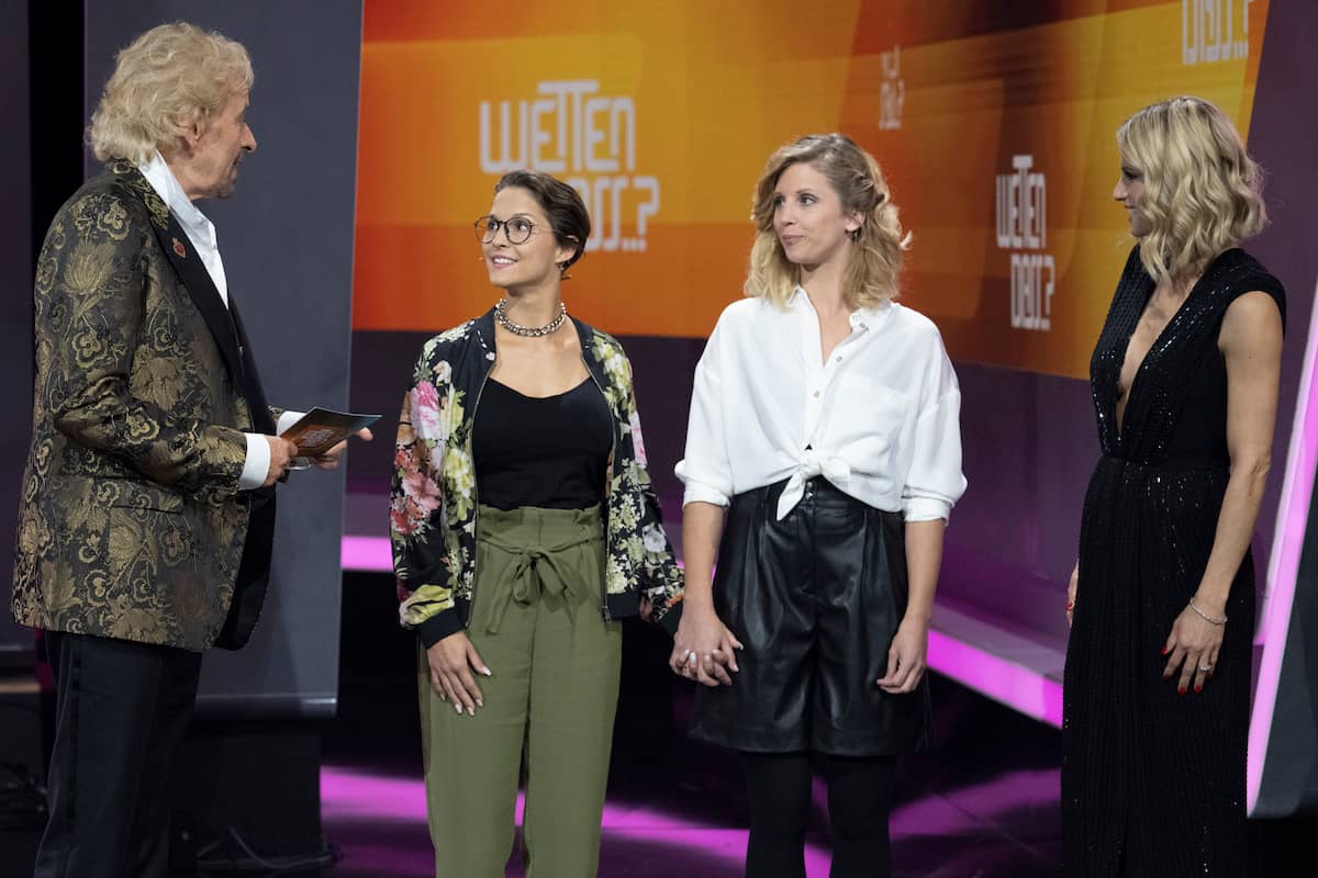 Karolina Gärtner und Martina Cömlek von der Klobürsten-Wette mit Michelle Hunziker und Thomas Gottschalk bei Wetten, dass.. am 6.11.2021