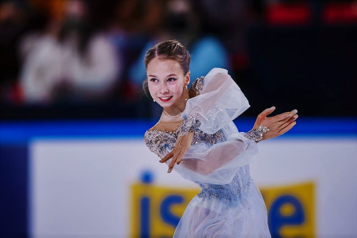 Kseniia Sinitsyna aus Russland im Kurzprogramm beim ISU Grand Prix in Grenoble 2021