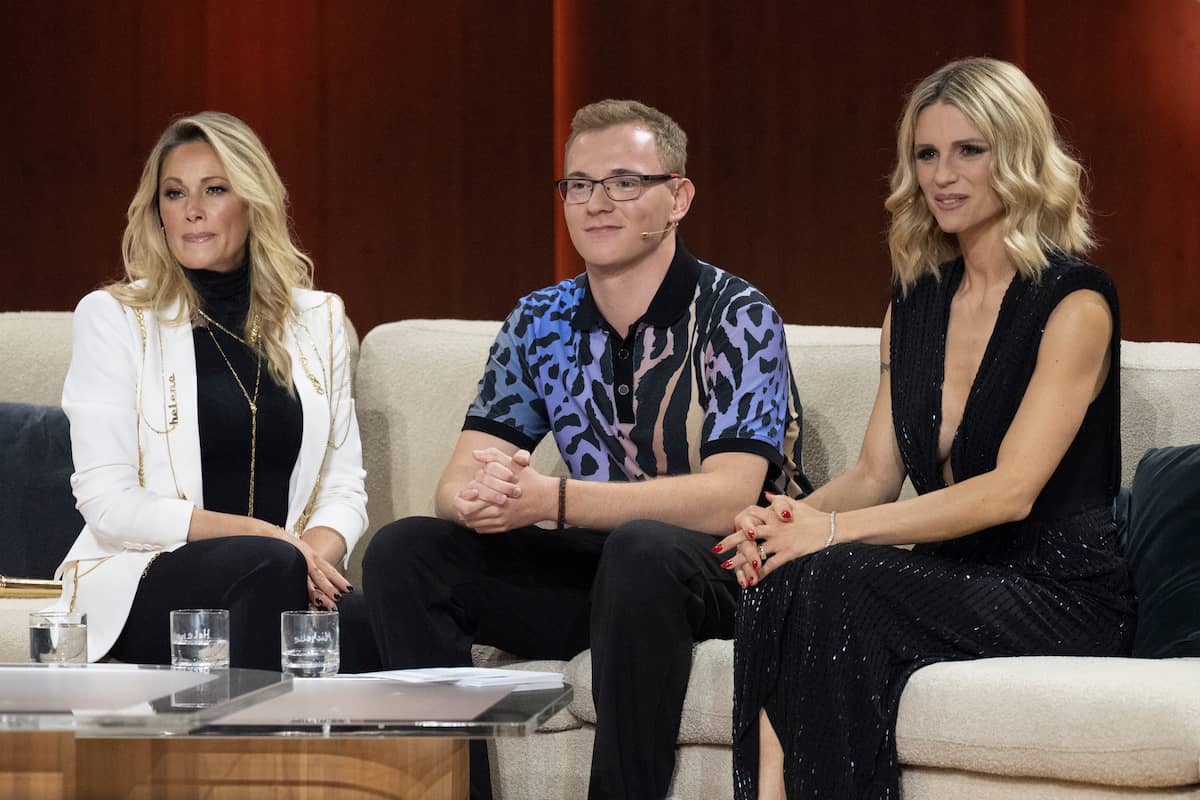 Leon Krampe auf der Couch mit Helene Fischer und Michelle Hunziker bei Wetten, dass.. am 6.11.2021