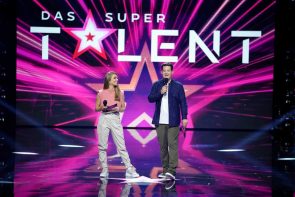 Supertalent am 6.11.2021 - Alle Kandidaten + Lukas Podolski in der Jury - hier im Bild Lola Weippert und Chris Tall, Moderatoren vom Supertalent 2021