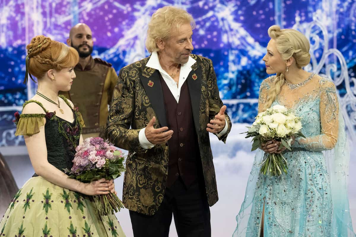 Thomas Gottschalk mit den Hauptdarstellerinnen aus Disneys DIE EISKÖNIGIN - Das Musical bei Wetten, dass.. am 6.11.2021