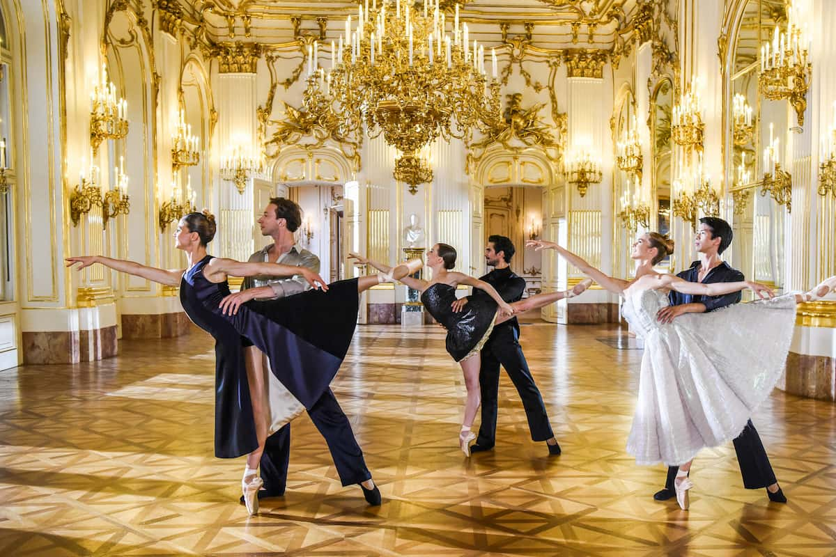 Ballett-Einlagen beim Neujahrskonzert 2022 vom Wiener Staatsballett - hier im Bild Claudine Schoch und Marcos Menha, Fiona McGee und Daniel Vizcayo, Masayu Kimoto und Elena Bottaro