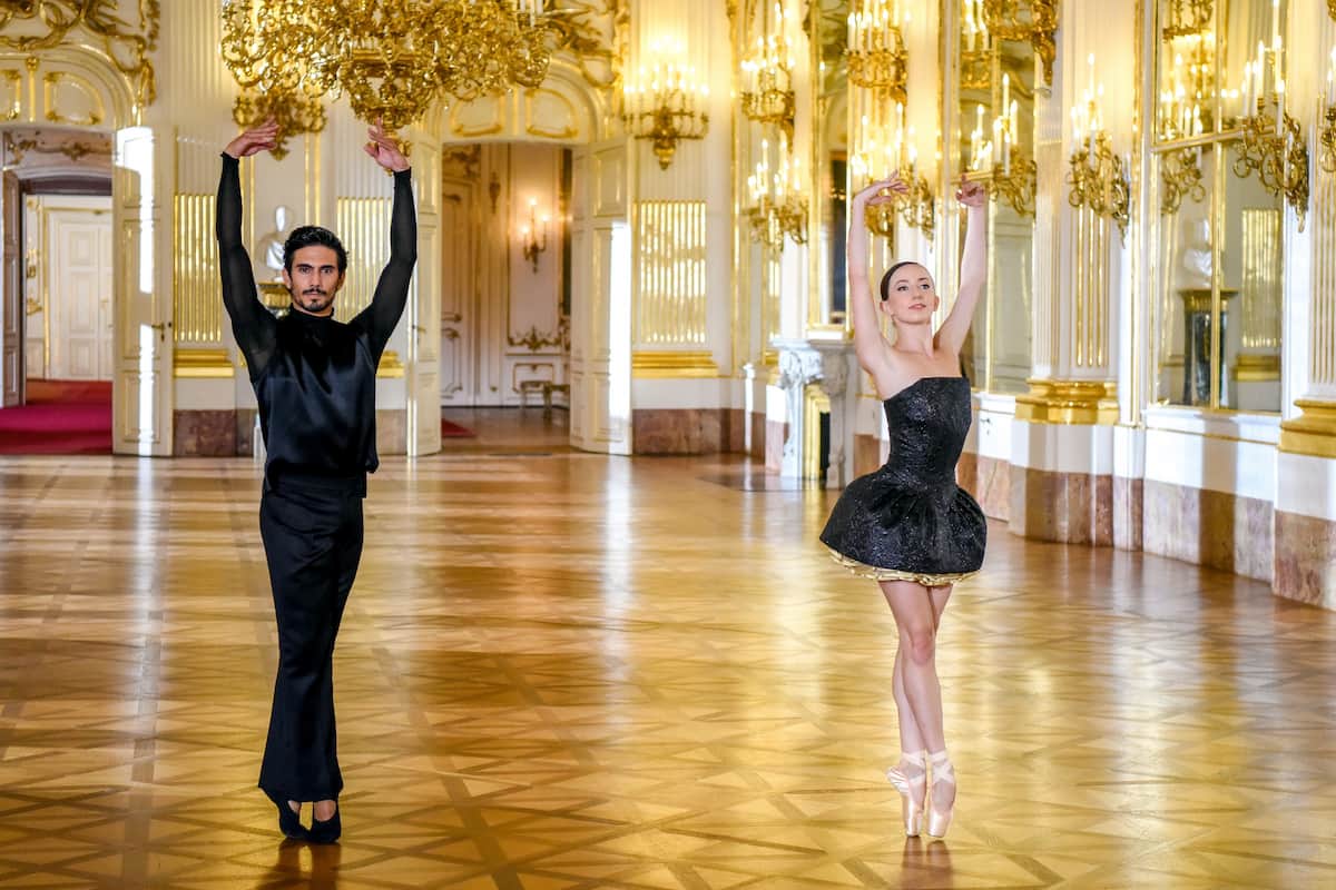 Daniel Vizcayo und Fiona McGee tanzen im Ballett beim Neujahrskonzert 2022 der Wiener Philharmoniker