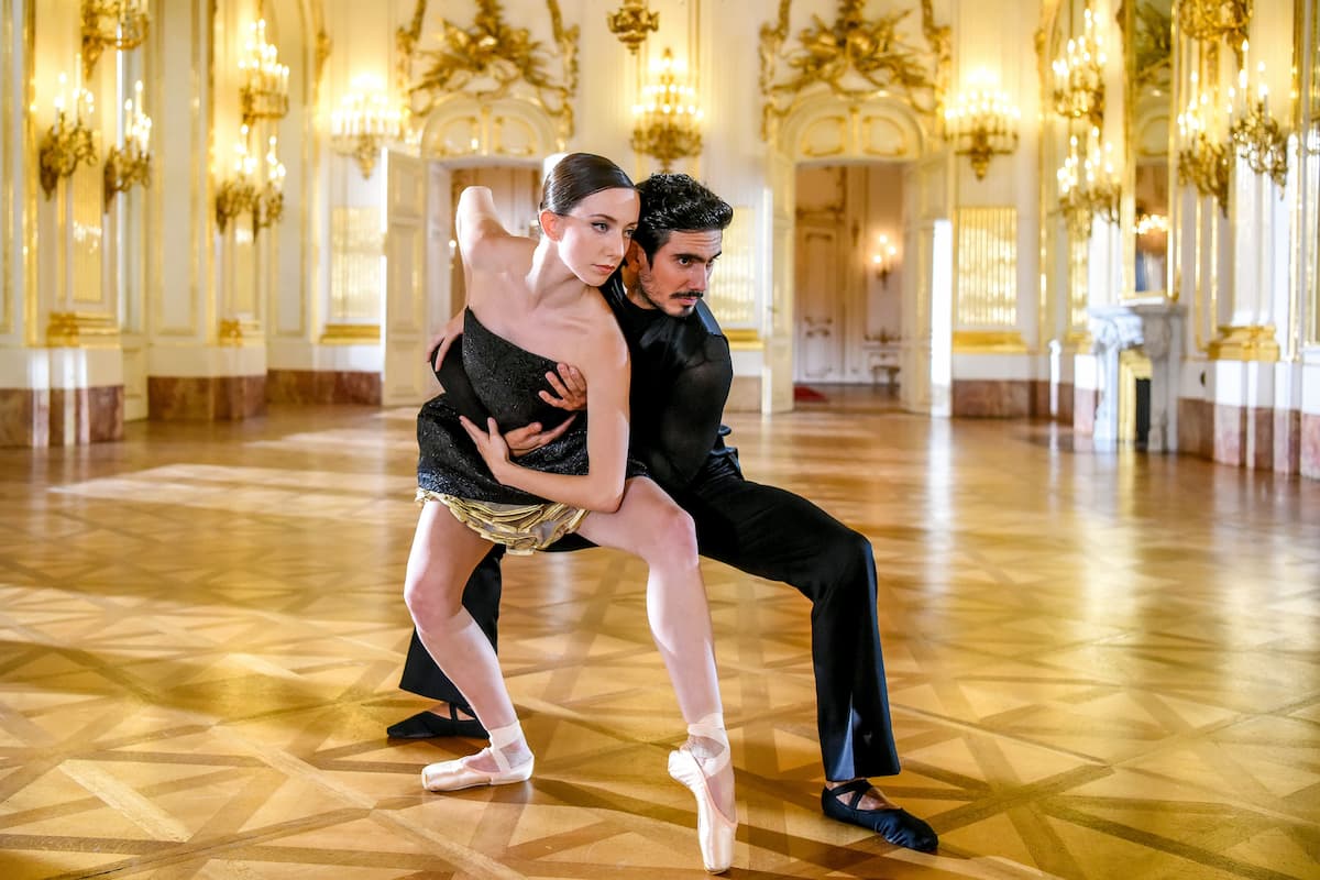 Fiona McGee und Daniel Vizcayo tanzen im Ballett beim Neujahrskonzert 2022 der Wiener Philharmoniker