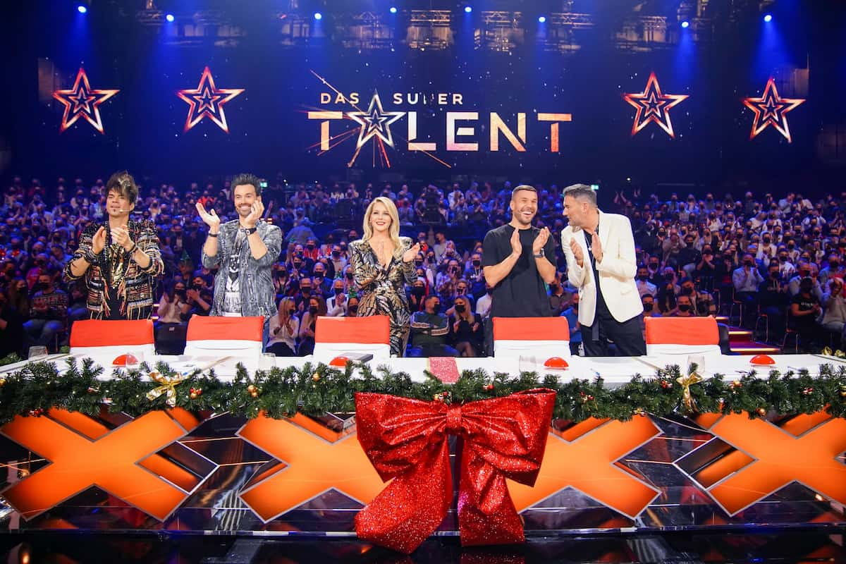 Jury im Supertalent-Finale am 11.12.2021 - im Bild Ehrlich Brothers, Chantal Janzen, Lukas Podoslki, Michael Michalsky