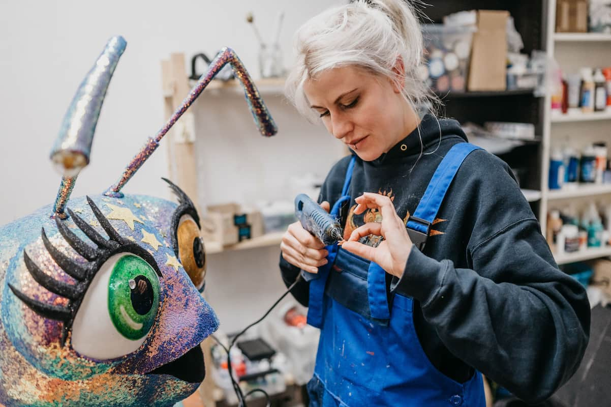 Marianne Meinl baut die Masken für The Masked Dancer 2022