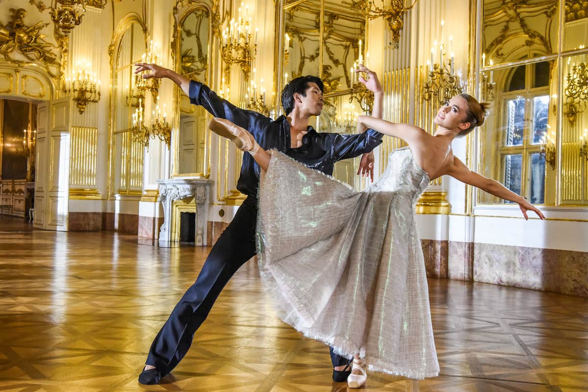 Masayu Kimoto und Elena Bottaro tanzen im Ballett beim Neujahrskonzert 2022 der Wiener Philharmoniker
