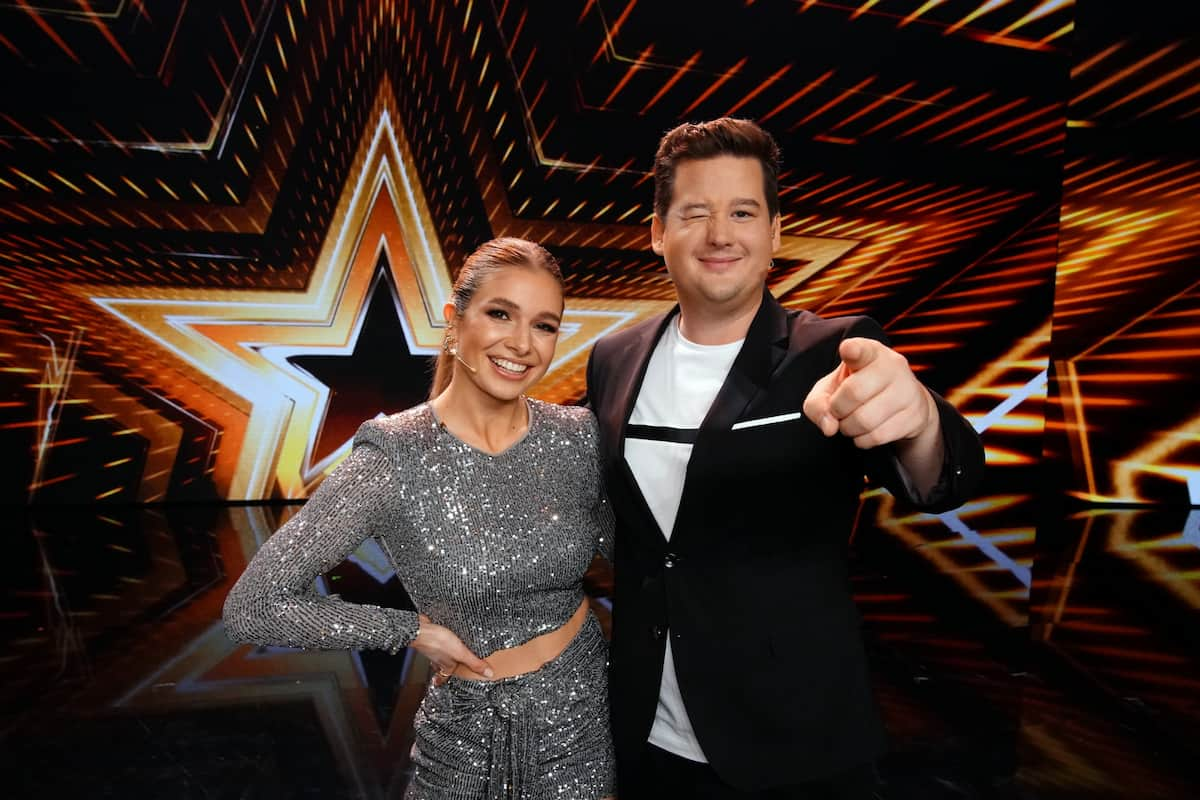 Supertalent 4.12.2021 Kandidaten zweites Halbfinale: Wer kommt weiter? - hier im Bild die Moderatoren Lola Weippert und Chris Tall