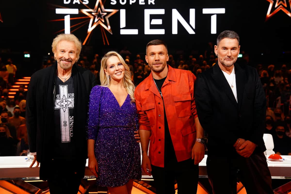 Supertalent-Jury am 4.12.2021 - Thomas Gottschalk, Chantal Janzen, Lukas Podolski und Michael Michalsky