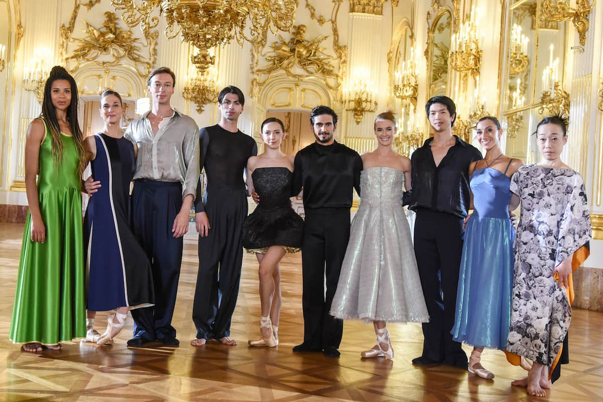 Staatsballett beim Neujahrsballett 2022 - im Bild Rebecca Horner, Claudine Schoch, Marcos Menha, Calogero Failla, Fiona McGee, Daniel Vizcayo, Masayu Kimoto, Ioanna Avraam, Yuko Kato