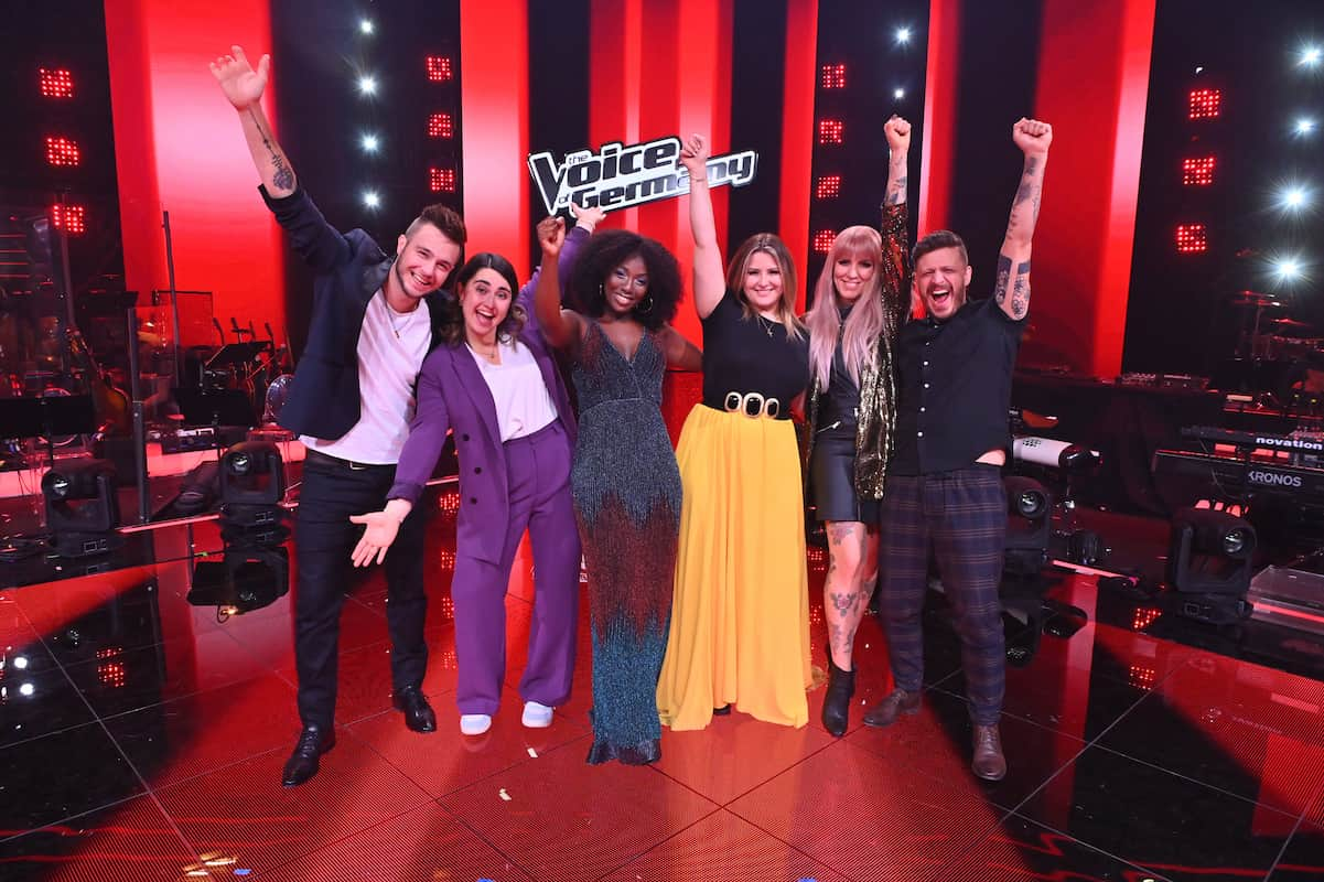 Talente im Finale The Voice of Germany am 19.12.2021 - hier im Bild Sebastian Krenz, Linda Elsener, Gugu Zulu, Katarina Mihaljevic, Charlene Gallent, Florian Gallant