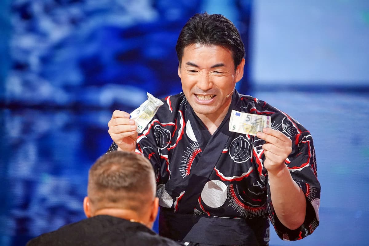 Zauberer Keiichi Iwasaki beim Auftritt im Supertalent-Finale am 11.12.2021