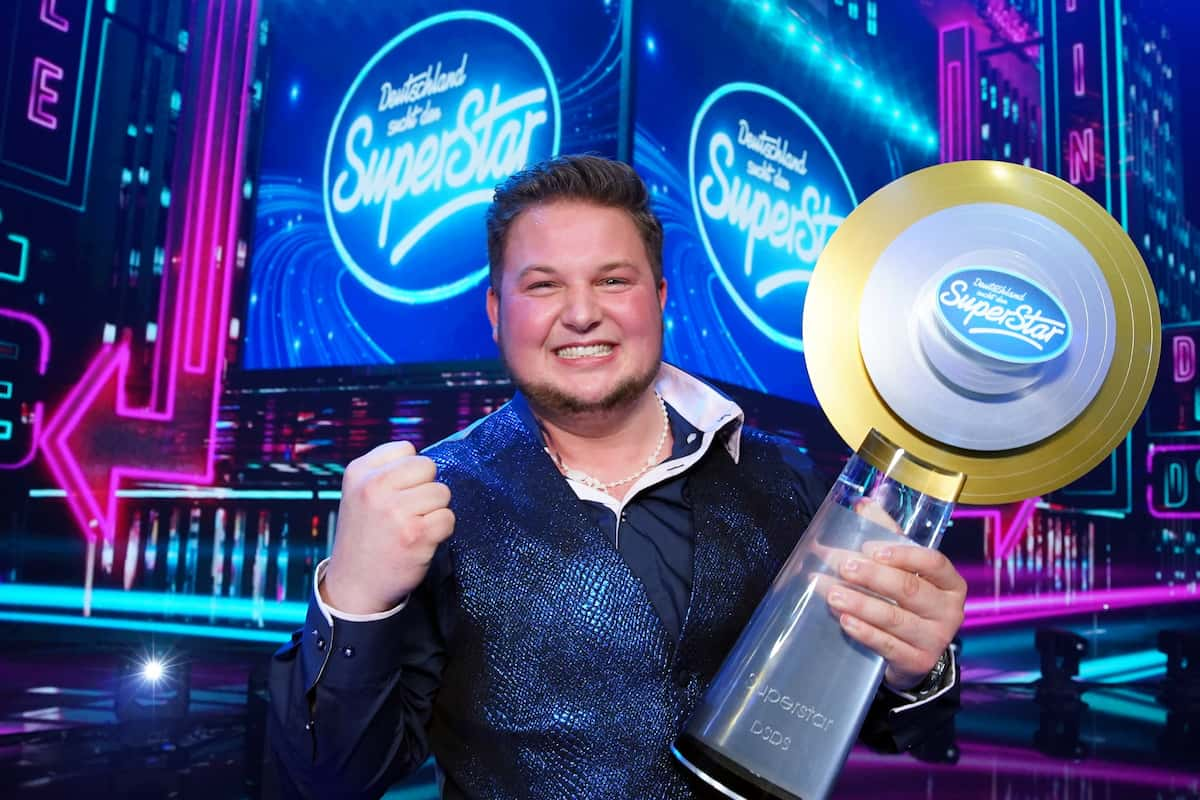 Sieger-Gewinner DSDS 2022 Harry Laffontien mit dem Sieger-Pokal